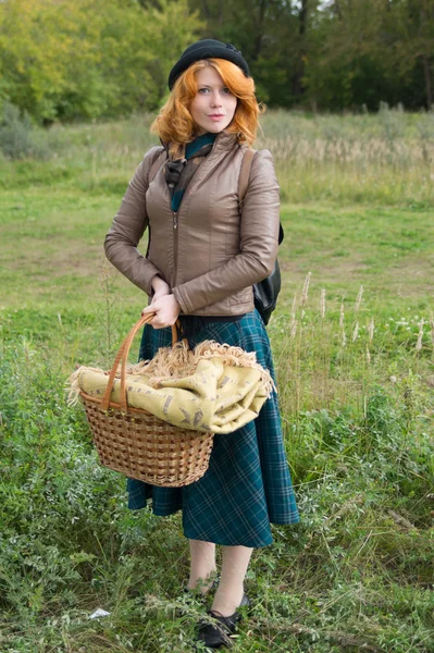 Portret van een mooie redhair meisje in de herfst park. — Stockfoto