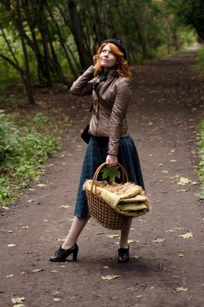 Portret van een mooie redhair meisje in de herfst park. — Stockfoto