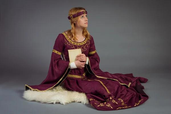 Hermosa joven en un vestido histórico — Foto de Stock