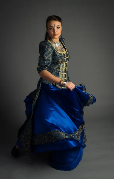 Bela menina em um vestido histórico — Fotografia de Stock