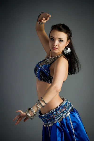 Hermosa joven en un vestido histórico — Foto de Stock