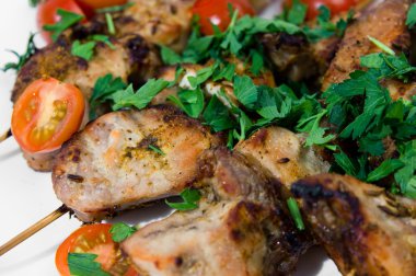 Mangal Şiş, cherry ile süslenmiş üzerinde