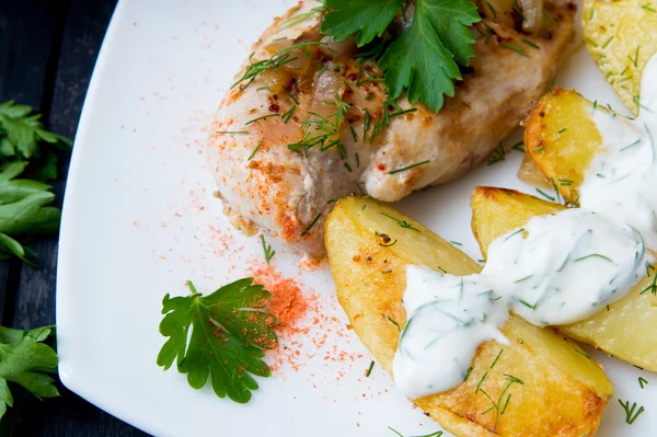 Pechuga de pollo a la parrilla con patatas asadas —  Fotos de Stock