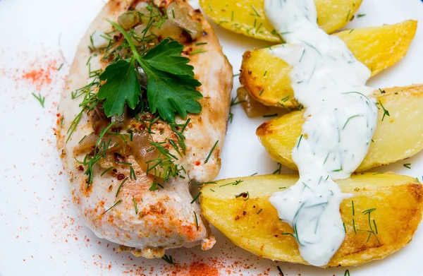 Pechuga de pollo a la parrilla con patatas asadas —  Fotos de Stock