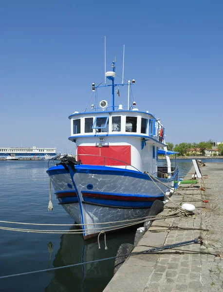 Рыбацкая лодка на воде — стоковое фото