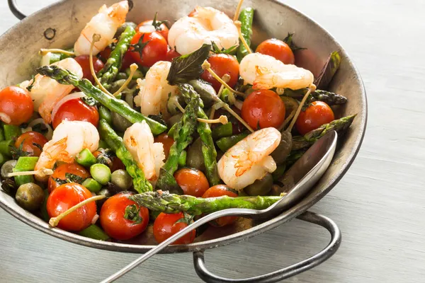 Gamberetti e asparagi fritti in padella — Foto Stock