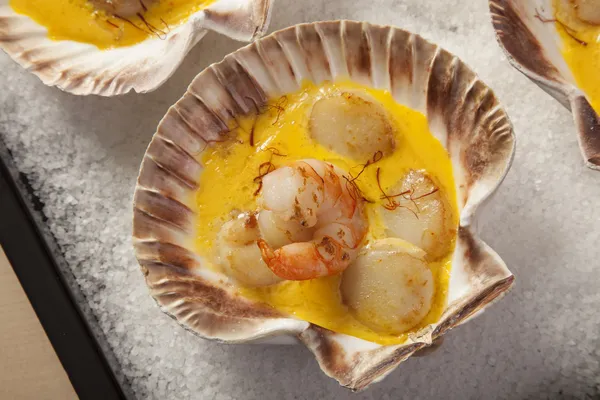 Shrimps and Scallops in Saffron sauce Royalty Free Stock Photos