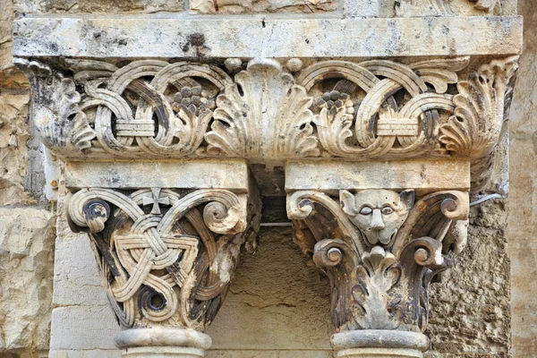Ornamento da coluna da entrada da igreja — Fotografia de Stock