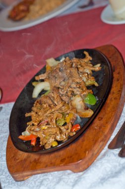 bir tavada kızarmış sıcak Buhar et