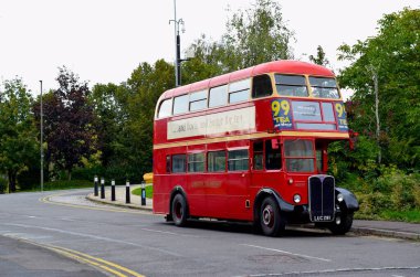 Londra eski çift katlı kırmızı otobüsü doğal arka planda.