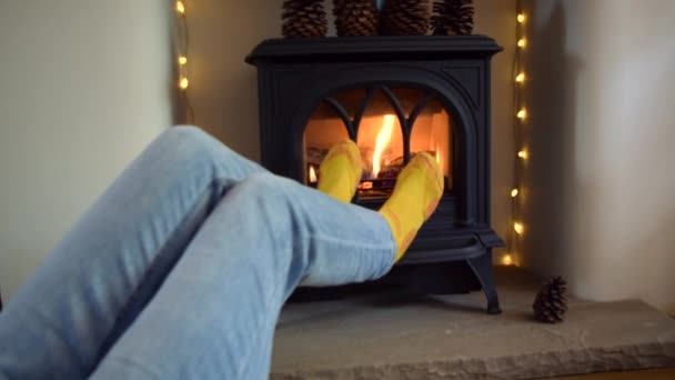 Frau Wärmt Ihre Füße Einem Heißen Kamin Mit Hellen Flammen — Stockvideo