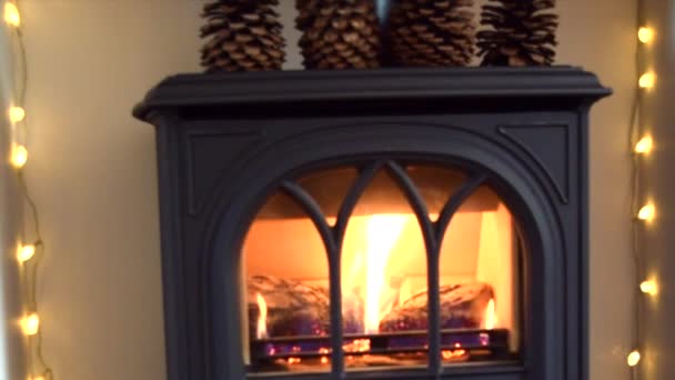 Primer Plano Llamas Ardientes Brillantes Chimenea Con Decoración Navidad Casa — Vídeo de stock