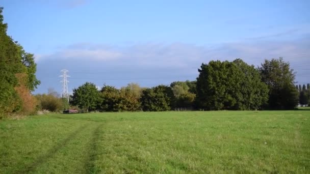 High Voltage Power Lines English Contryside Panoramic View — Vídeos de Stock