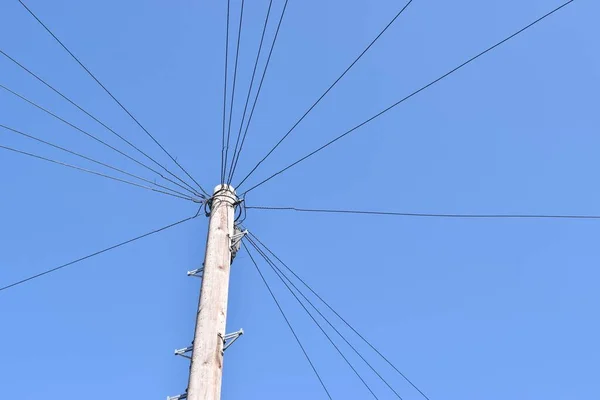 Stromkabel Holzstange Und Blauem Himmel — Stockfoto