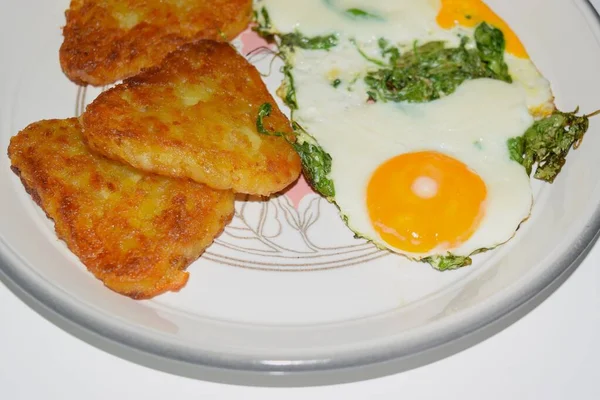 Hasch Bräune Mit Spiegeleiern Und Tomaten — Stockfoto