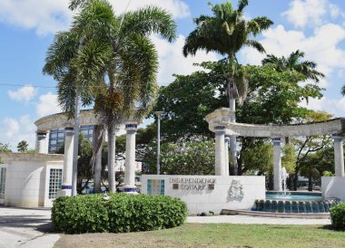 Güneşli bir günde Barbados Bridgetown Bağımsızlık Meydanı.