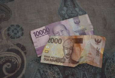  Endonezya banknotları koyu arkaplan üzerine.