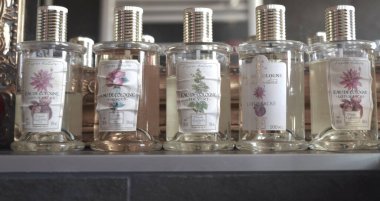 Rafta Fransız kolonyaları var..