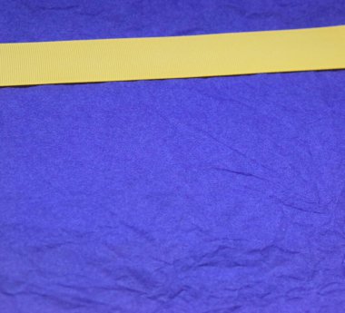 Parlak hediye paketi kağıt şeritlerle.