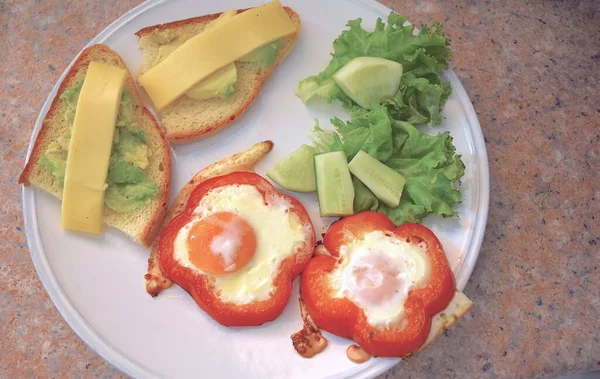 Креативний Сніданок Червоним Перцем Яйцями — стокове фото