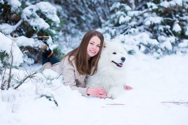 Retrato Una Niña Acostada Nieve Con Perro Samoyedo Fondo Bosque —  Fotos de Stock