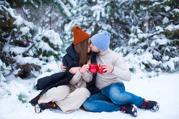 Cara Uma Menina Estão Sentados Neve Bebendo Chá Beijando Contra — Fotografia de Stock