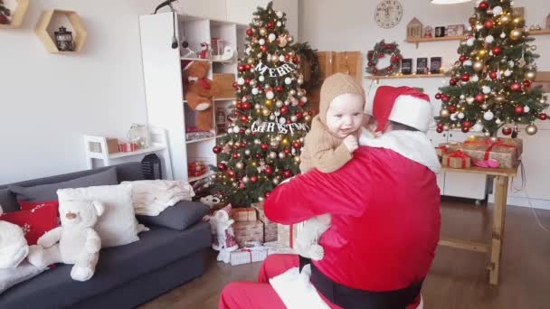 Papai Noel Uma Roupa Vermelha Branca Brinca Com Bebê Contra — Vídeo de Stock