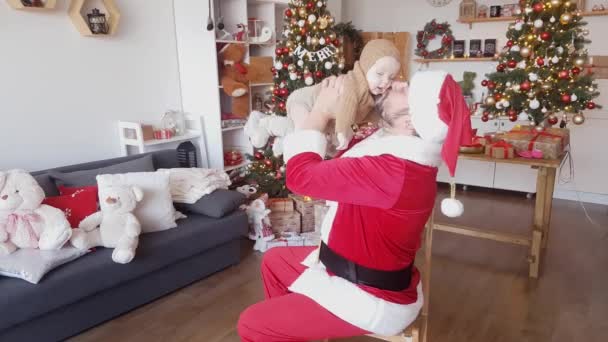 Papai Noel Uma Roupa Vermelha Branca Brinca Com Bebê Contra — Vídeo de Stock