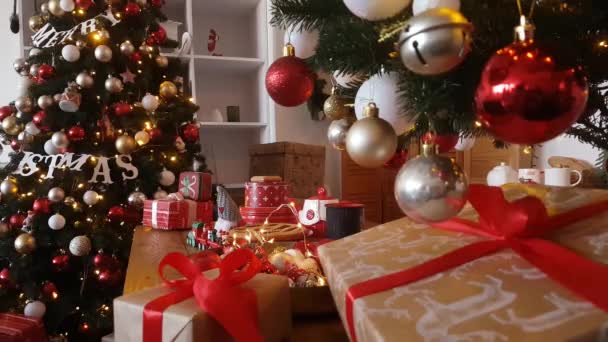 Tavolo Con Dolci Natalizi Regali Trenino Sullo Sfondo Alberi Natale — Video Stock