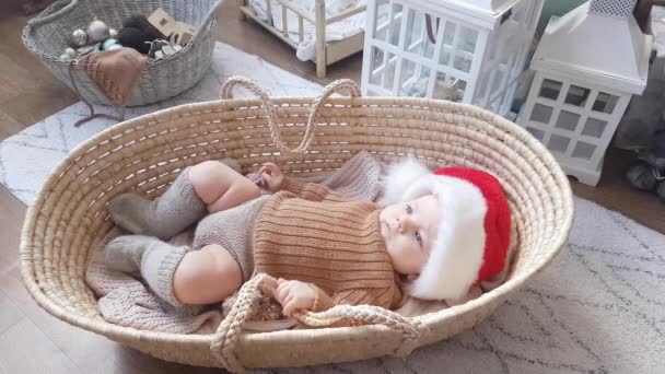 Чотиримісячне Блакитнооке Миле Немовля Язаних Трусиках Шкарпетках Ковпаком Санта Клауса — стокове відео