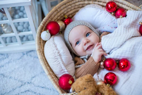 Four Month Old Blue Eyed Baby Lies Wicker Basket Red — Stock Photo, Image