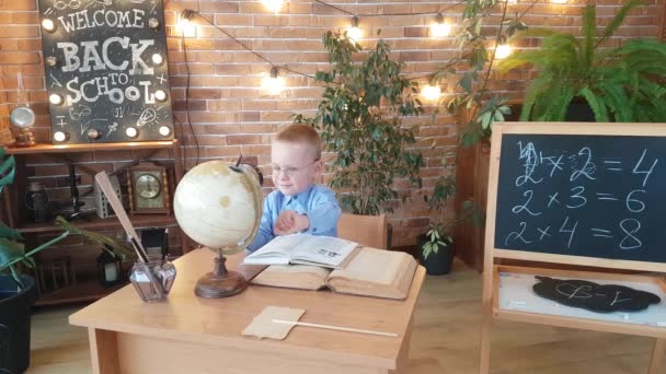 Colegial Niño Vasos Glamorosos Está Estudiando Globo Con Una Lupa — Vídeo de stock