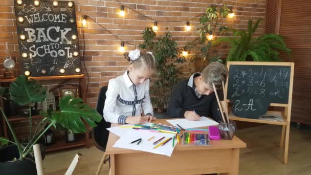 Uczniowie Dziewczynka Chłopiec Siedzą Przy Biurkach Rysują Kolorowymi Ołówkami Tle — Wideo stockowe