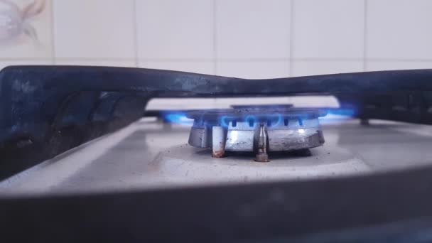 Mutfak Gaz Ocağında Gaz Ocağının Elektrikli Ateşlemesi — Stok video