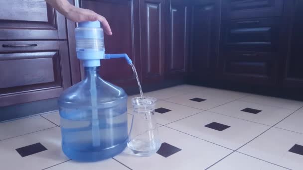 Γεμίζοντας Μια Γυάλινη Κανάτα Πόσιμο Νερό Από Ένα Πλαστικό Μπουκάλι — Αρχείο Βίντεο
