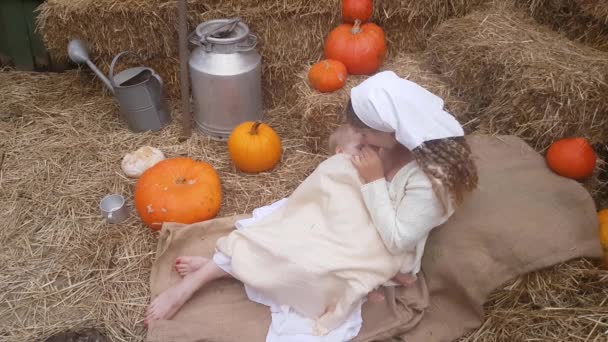 Egy Fiatal Anya Szoptatja Kisbabáját Egy Vászonruhán Szalmakazalban Sütőtök Vidéki — Stock videók