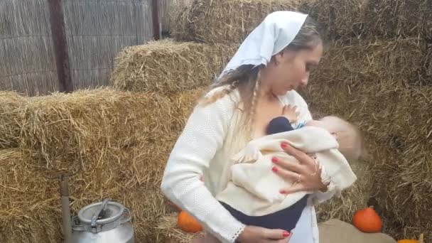 Egy Fiatal Anya Elaltatja Újszülött Mezítlábas Fiát Egy Cumival Szájában — Stock videók