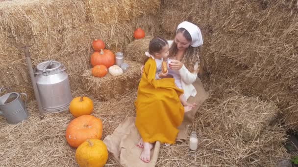 Młoda Matka Karmi Małą Dziewczynkę Mlekiem Bułką Siedzącą Lnianej Tkaninie — Wideo stockowe