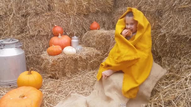 Mała Dziewczynka Gołymi Stopami Owinięta Żółty Materiał Siedzi Stosach Słomy — Wideo stockowe