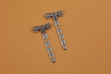 Kemik kırıklarına karşı osteosentez için cerrahi plakalar