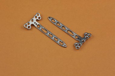 Kemik kırıklarına karşı osteosentez için cerrahi plakalar