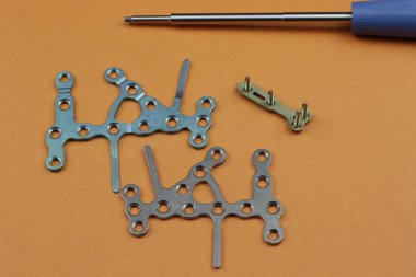 Kemik kırıklarına karşı osteosentez için cerrahi plakalar