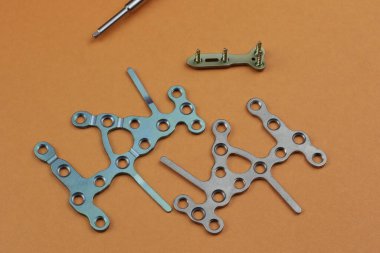 Kemik kırıklarına karşı osteosentez için cerrahi plakalar