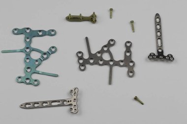 Kemik kırıklarına karşı osteosentez için cerrahi plakalar