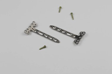 Kemik kırıklarına karşı osteosentez için cerrahi plakalar