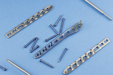 Kemik kırıklarına karşı osteosentez için cerrahi plaka