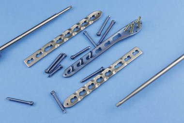 Kemik kırıklarına karşı osteosentez için cerrahi plaka