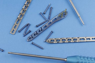 Kemik kırıklarına karşı osteosentez için cerrahi plaka