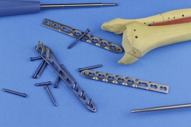 Kemik kırıklarına karşı osteosentez için cerrahi plaka