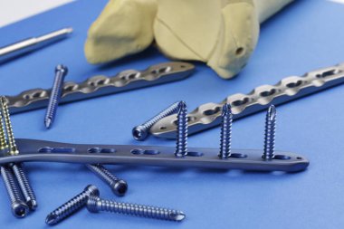 Kemik kırıklarına karşı osteosentez için cerrahi plaka